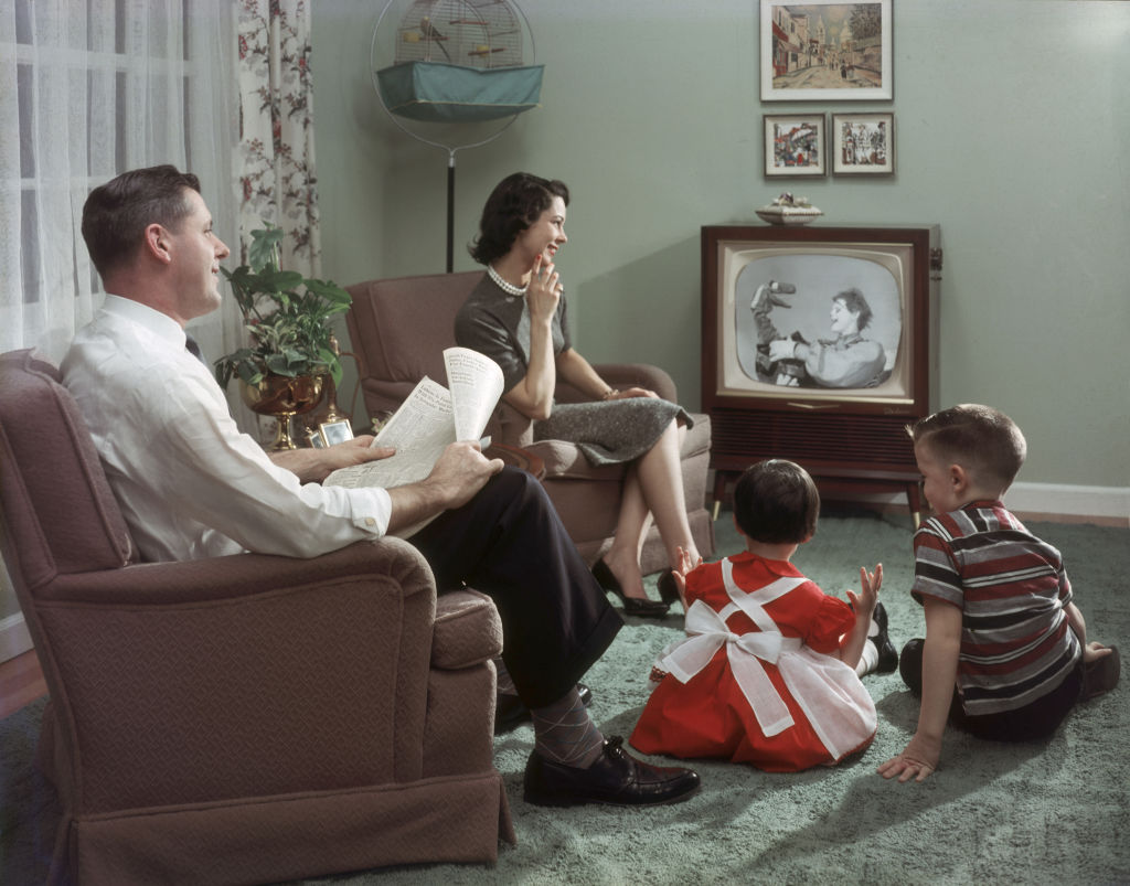 Familia viendo una serie