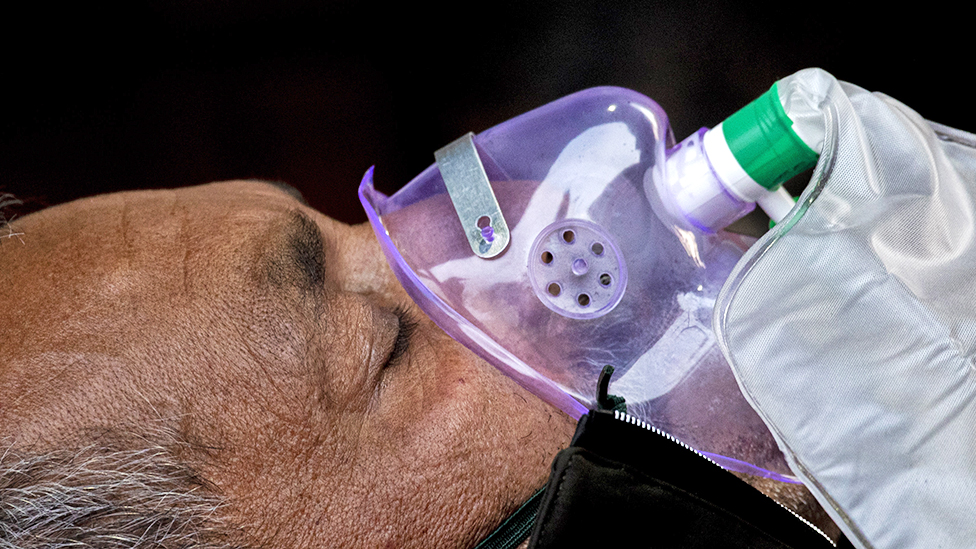 अक्सिजन मास्क लगाएको बिरामी