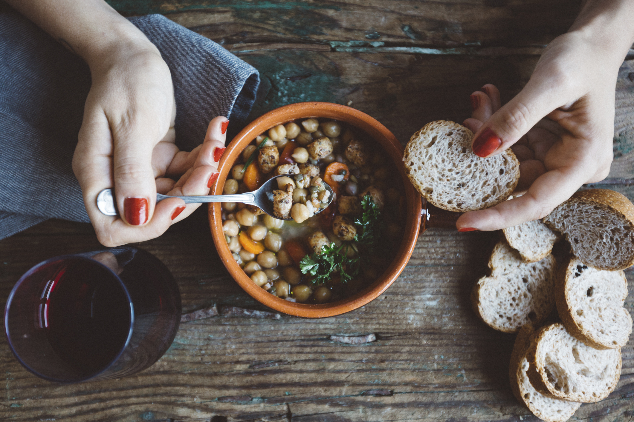 Una mujer come un plato con granos. 