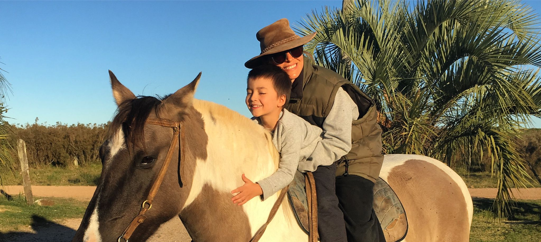 Alfonsina Maldonado y sobrino montados a un caballo.