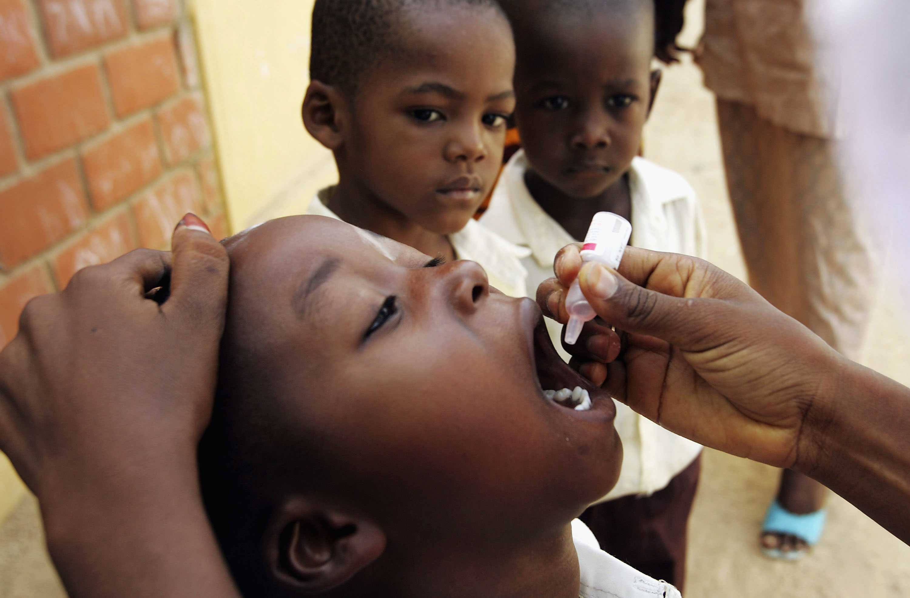 Niños recibiendo la vacuna. 