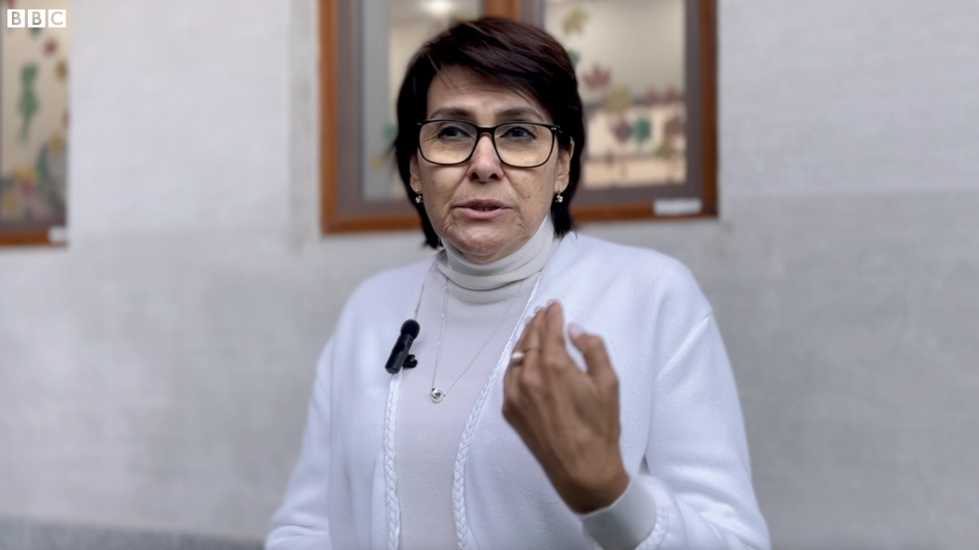 Psixolog Lola Yusupova oq kiyimda