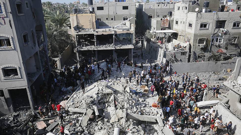 Gente en Gaza buscando sobrevivientes entre los escombros tras un bombardeo israelí