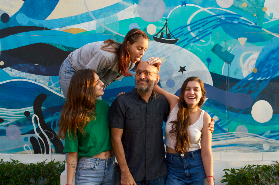 Gustavo Rodríguez con sus hijas Alesia, Maira y Malú