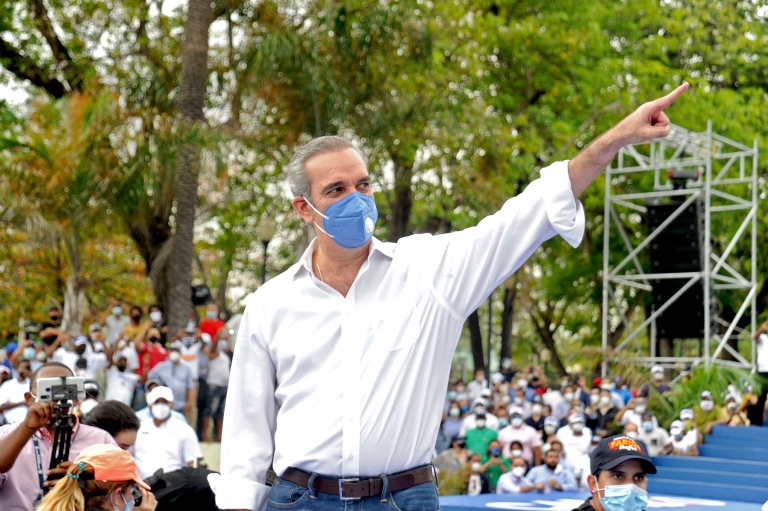 Elecciones En República Dominicana El Candidato Opositor Luis Abinader Se Alza Como Claro 1970