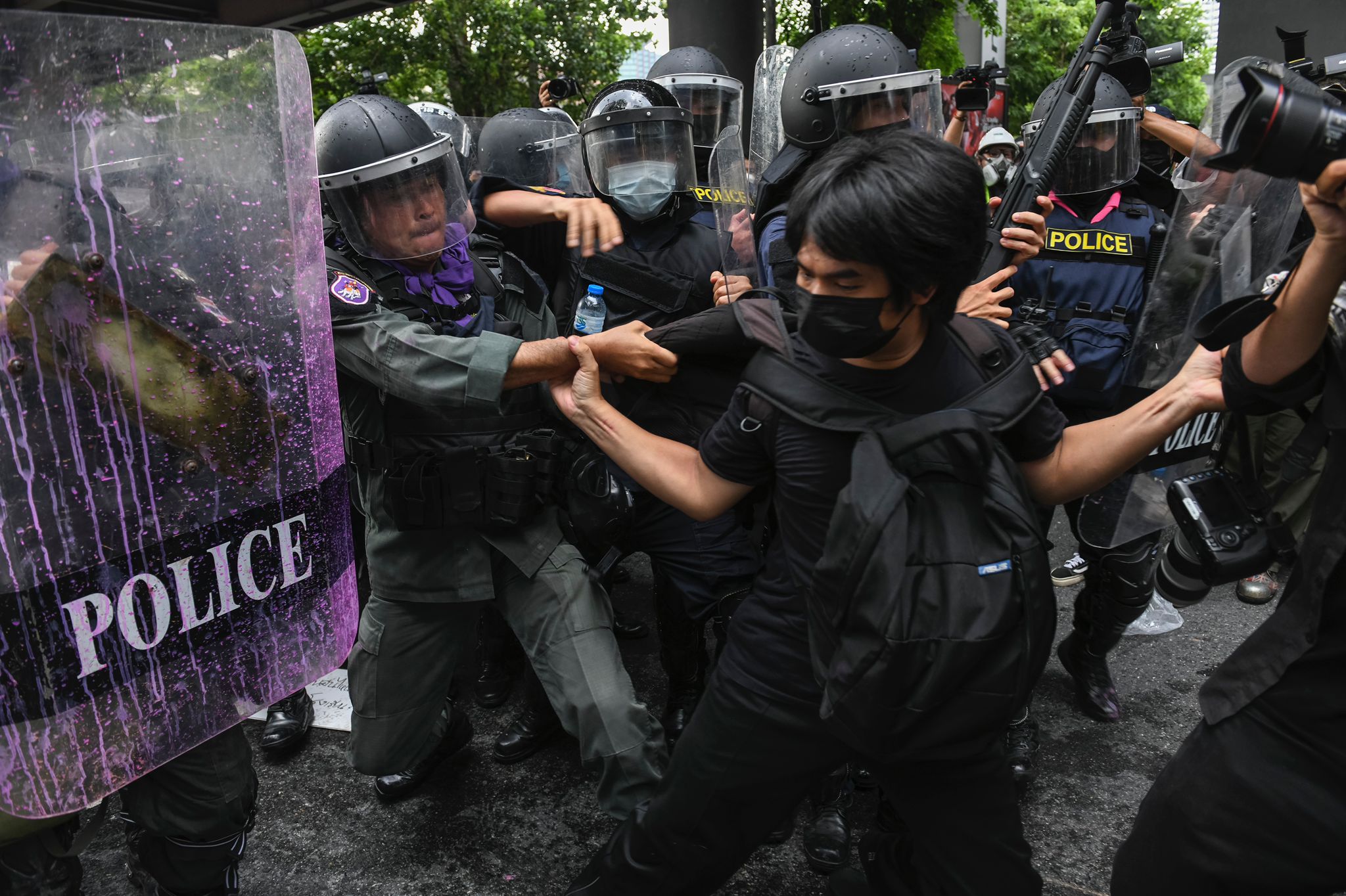 ตำรวจจับผู้ชุมนุม