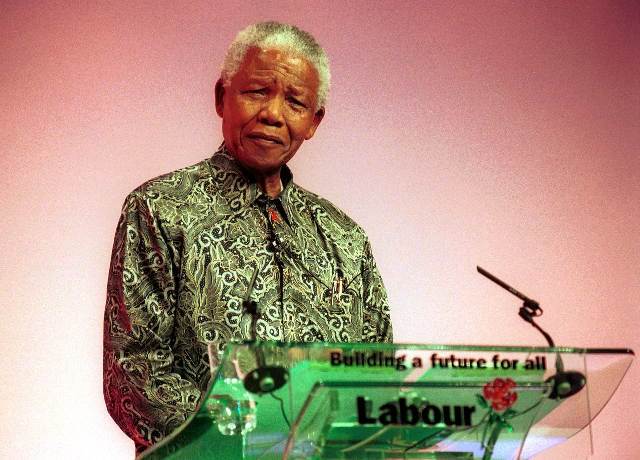 Nelson Mandela giving a speech at the end of the annual Labour conference in Brighton, on 17/09/2000