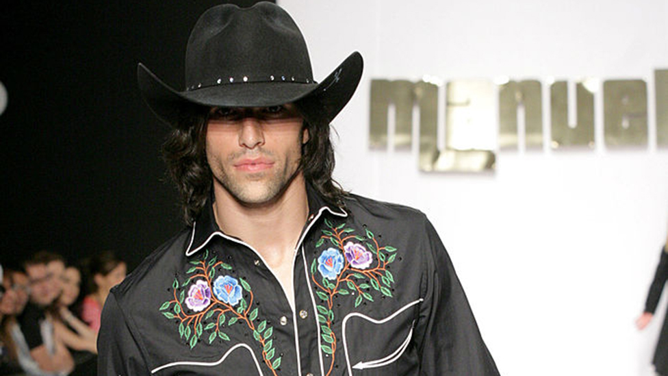 Modelo con camisa de Manuel Cuevas