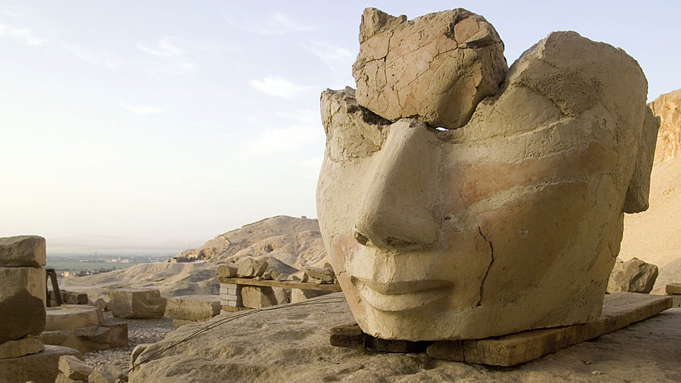 Estatua destruida de Hatshepsut