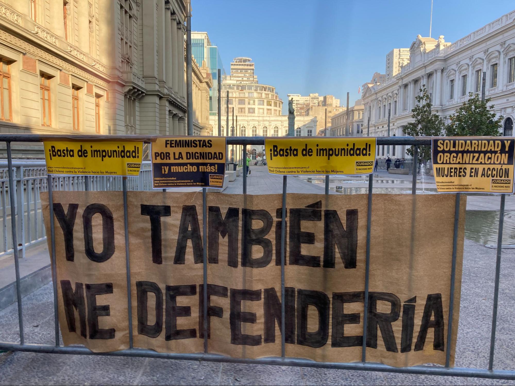 Placas dizendo "chega de impunidade" e "eu também me defenderia"