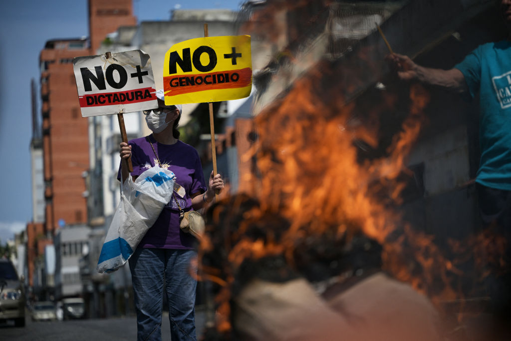Mujer con pancarta de "No más dictadura". 