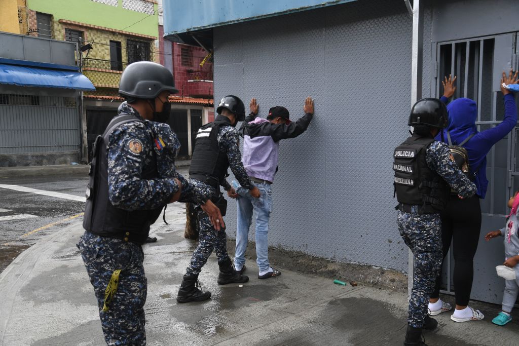 Policías atrapando a un delincuente. 