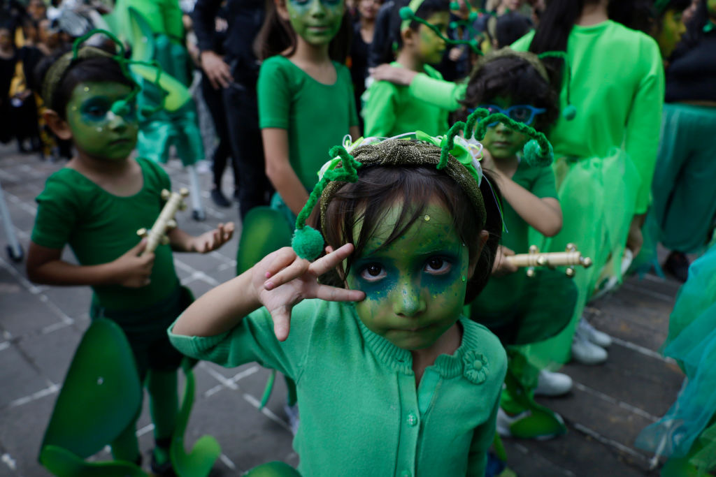 Niña disfrazada en el bosque de Chapultepec, Ciudad de México.