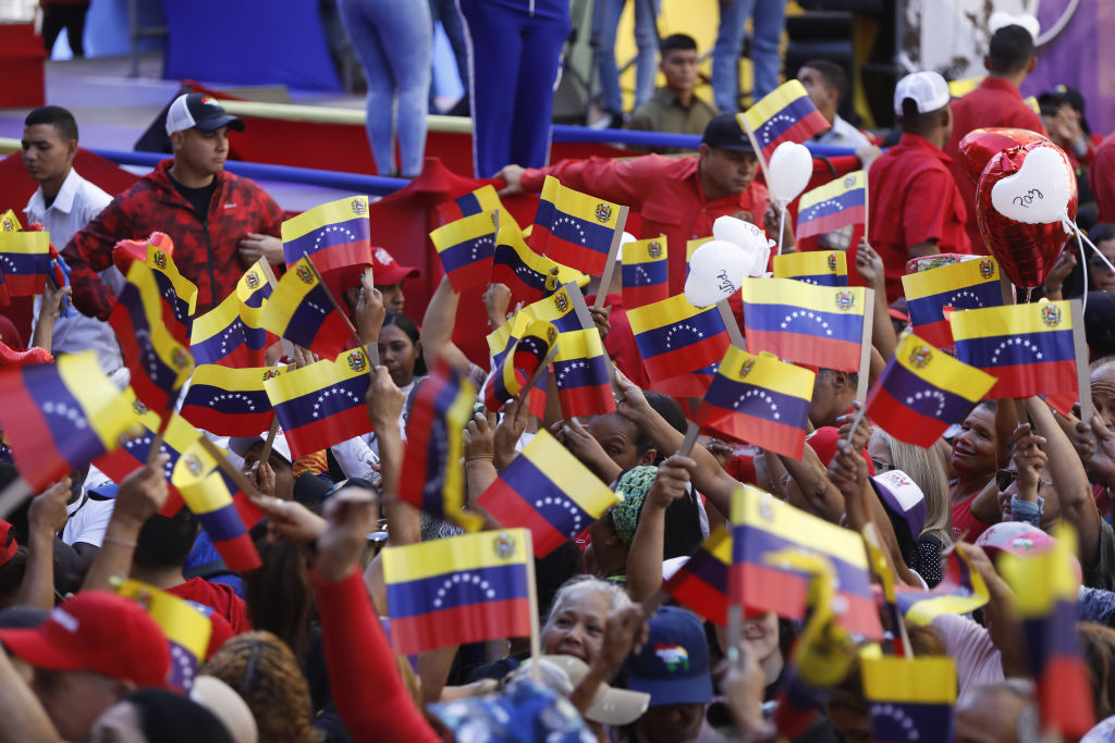 Marcha del oficialismo con banderas de Venezuela. 