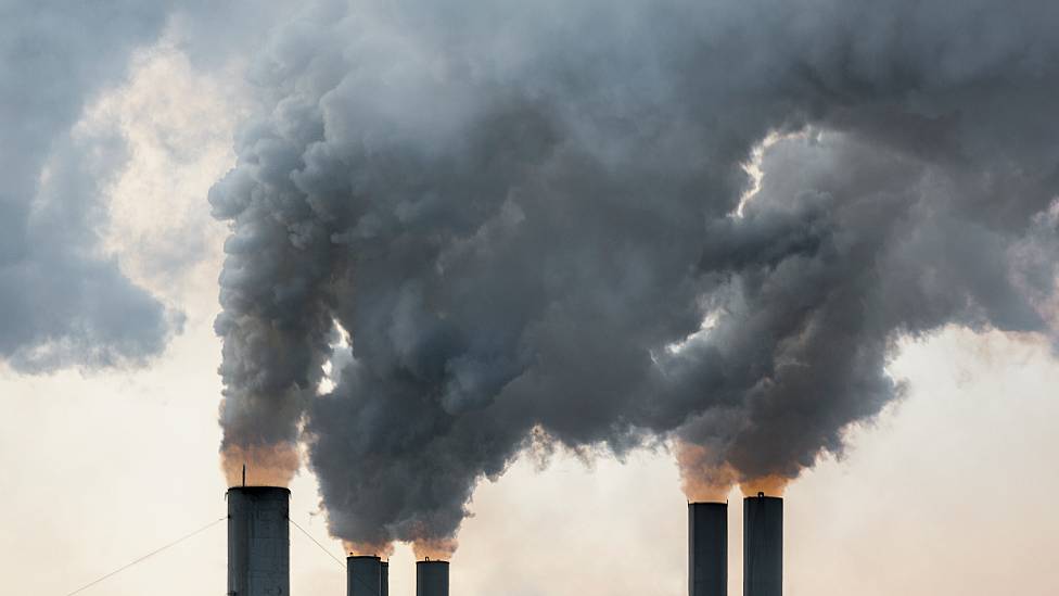 Fábricas emitiendo dióxido de carbono