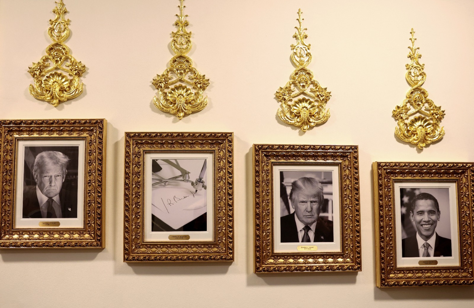 2025 yil 2 oktyabrda Oq uydagi “Prezidentlar sharaf yo‘lagi”da Jo Bayden portreti o‘rniga avtopen imzo tasviri qo‘yildi.