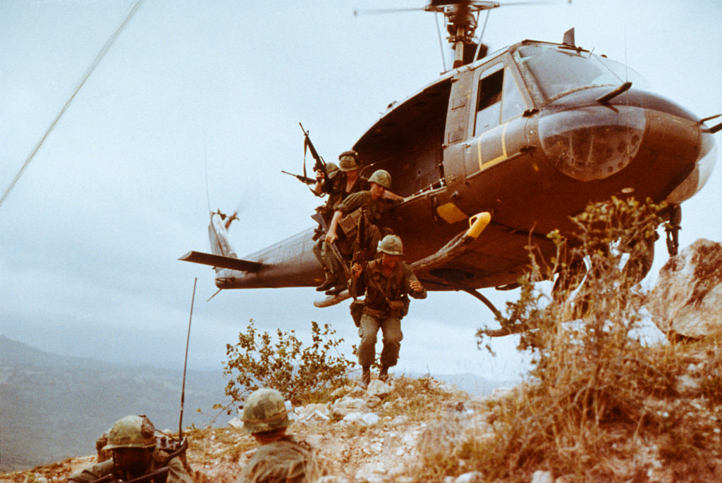 Soldados estadounidenses descendiendo de un helicóptero en Vietnam