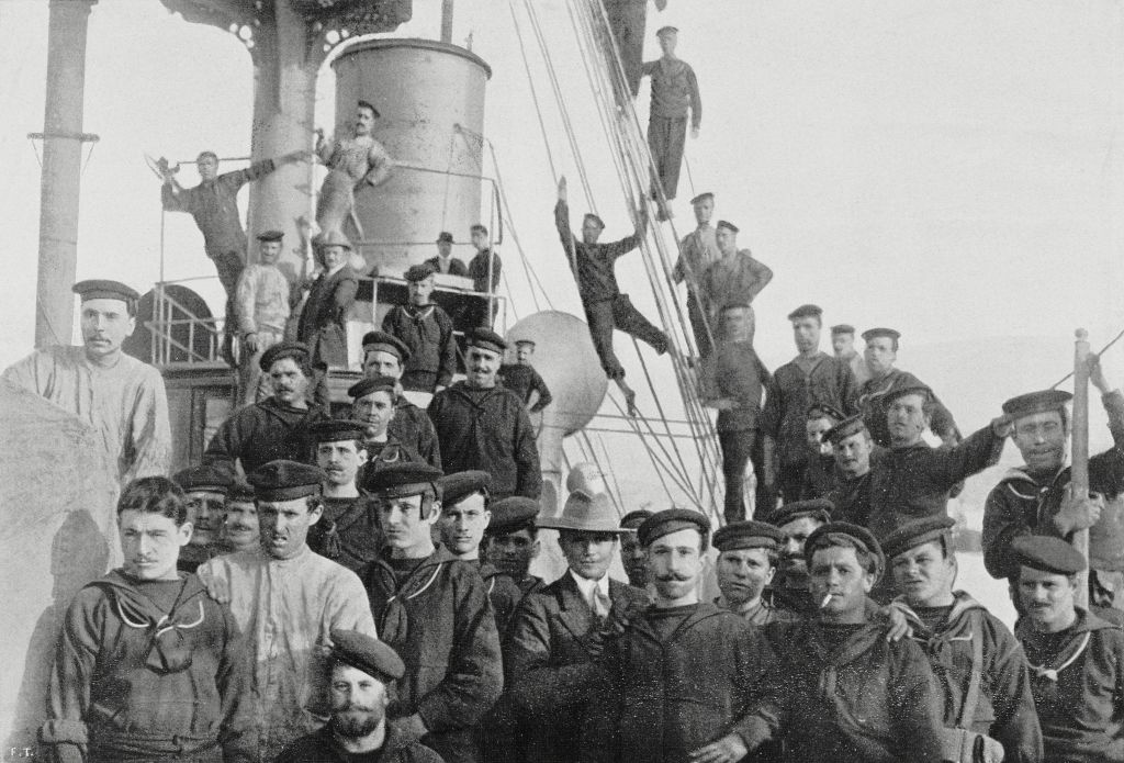 Marineros del crucero Calabria en Valparaíso, Chile, 1909.