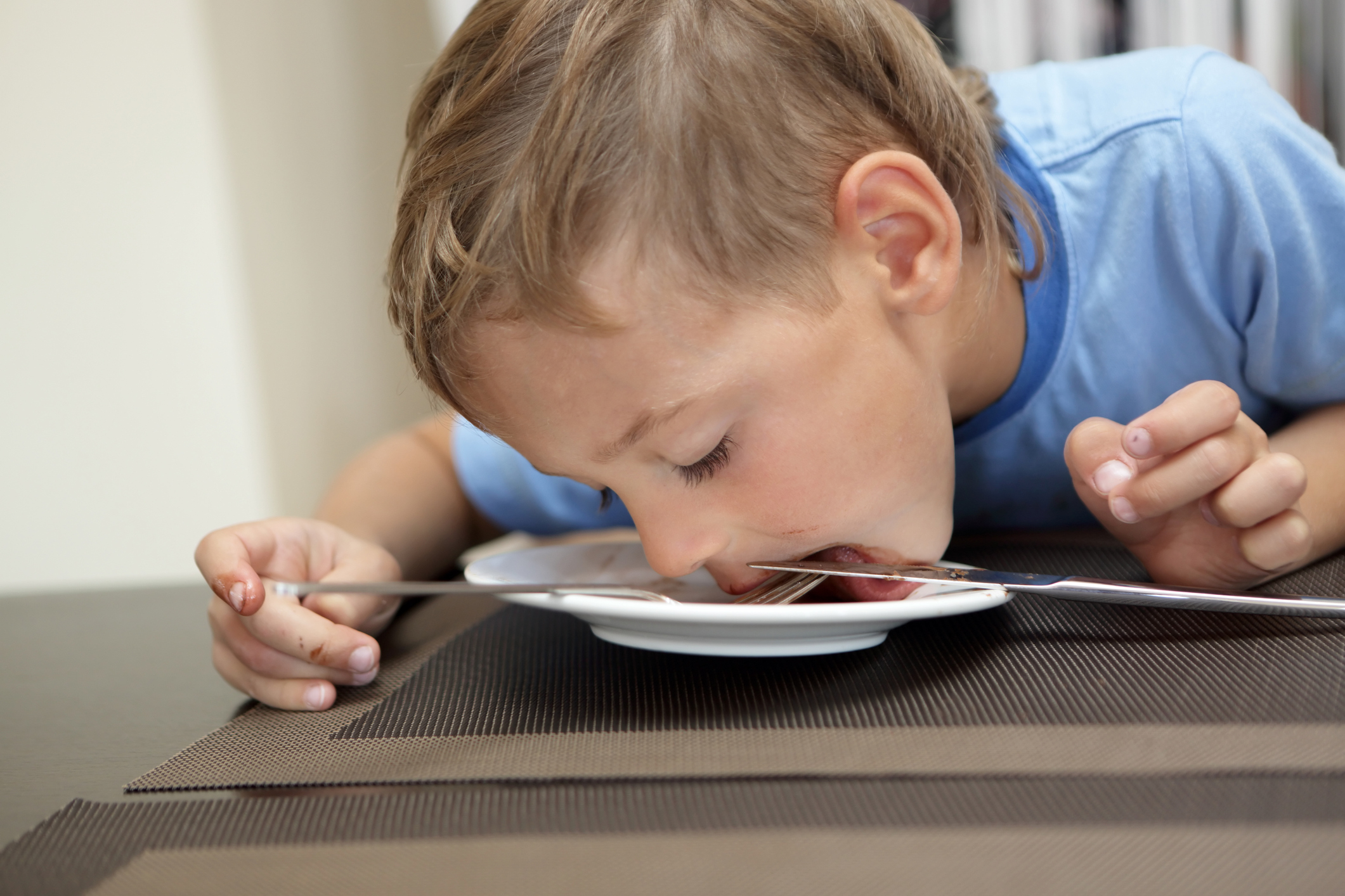 Голодный возраст. Ребенок лижет тарелку. Встать из-за стола. Голодный ребенок с тарелкой. Мальчик облизывает ложку.