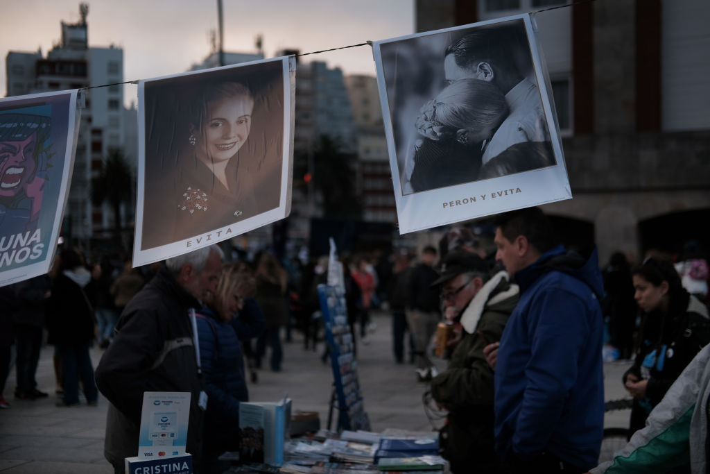 Carteles con imágenes de Eva y Juan Domingo Perón 