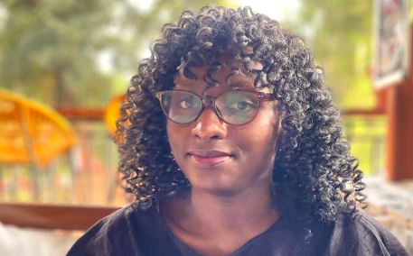 ساندرا أجالو، مصففة شعر من أوغندا.