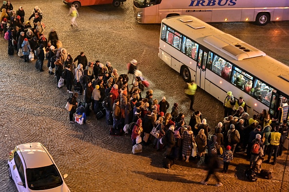 біженці в черзі до автобусу