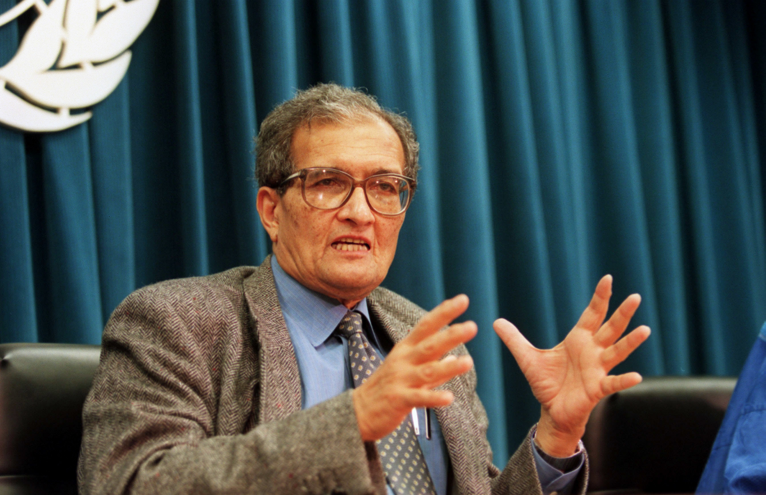 অমর্ত্য সেন নোবেল পাবার পর এক সংবাদ সম্মেলনে ভারতের সমাজনীতির সমালোচনা করেন। (অক্টোবর ১৯৯৮)