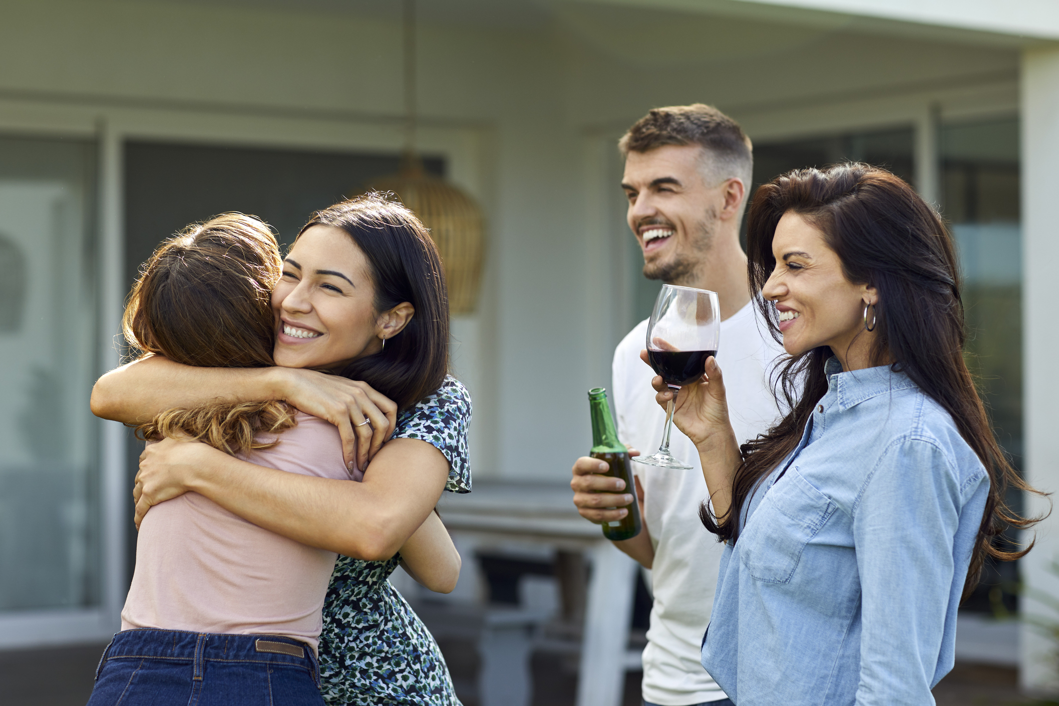 Mujeres socializando con un hombre. 