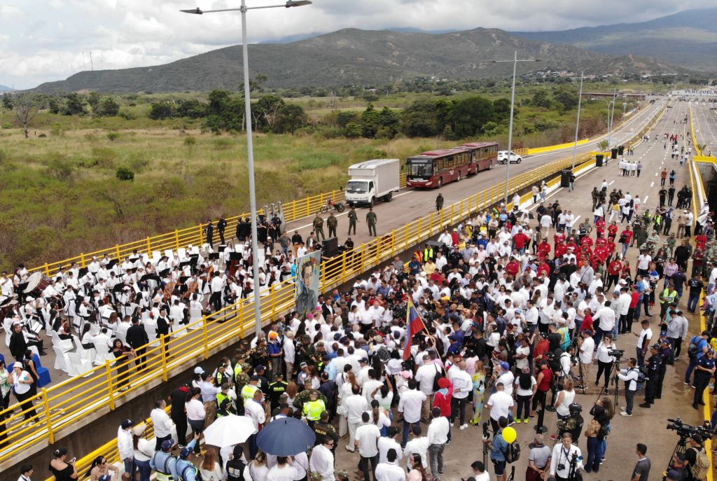 Venezuelans on the border with Colombia