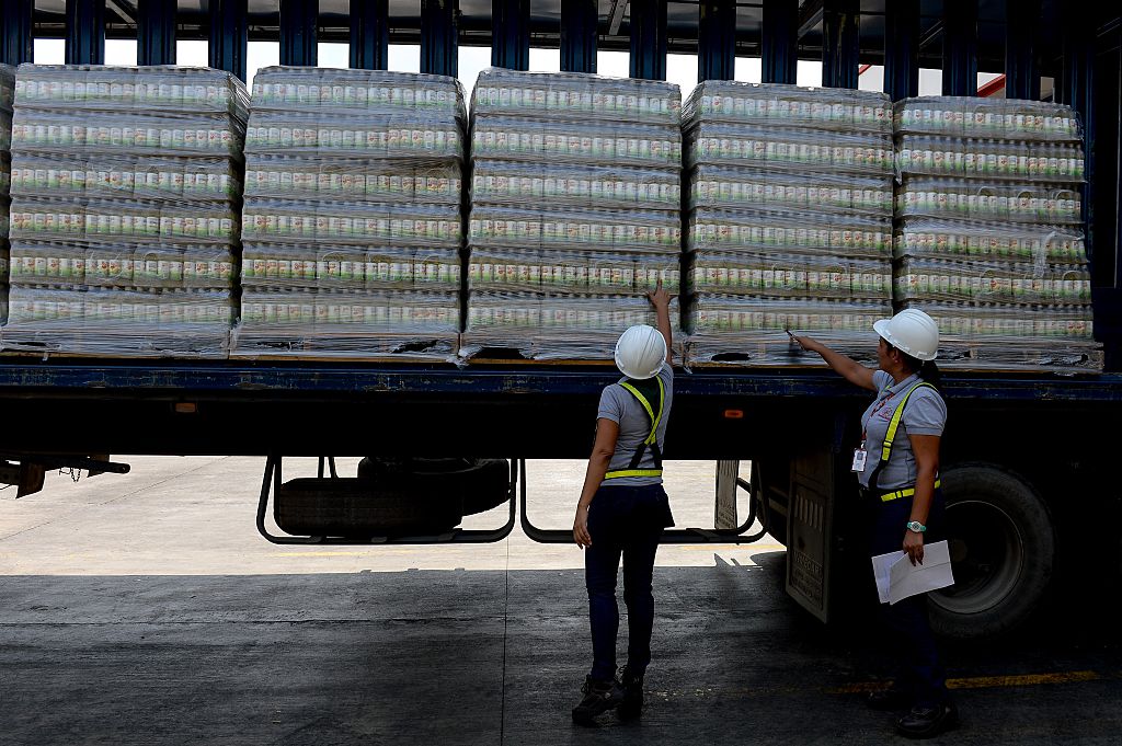 Dos mujeres distribuyendo alimentos. 