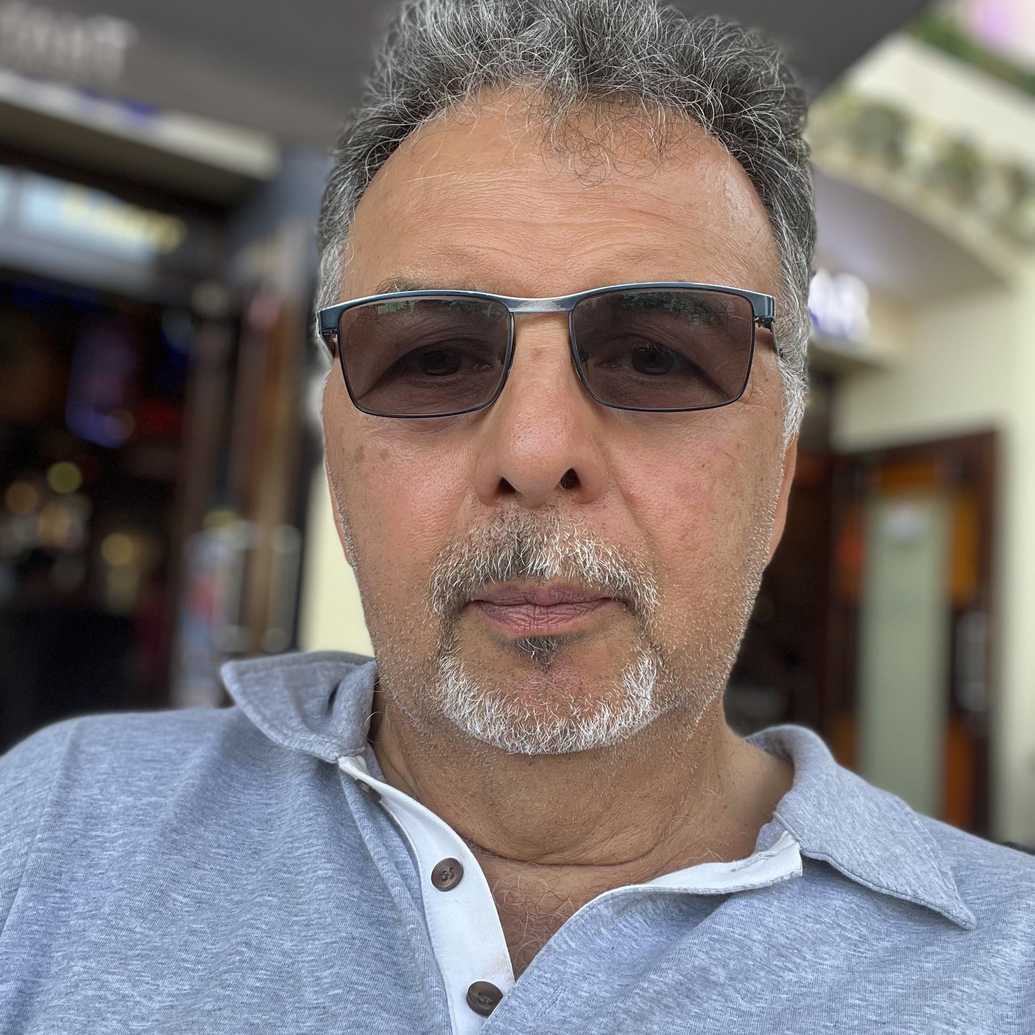 Kulrang sochli kampir bilan divanda jinsiy aloqa