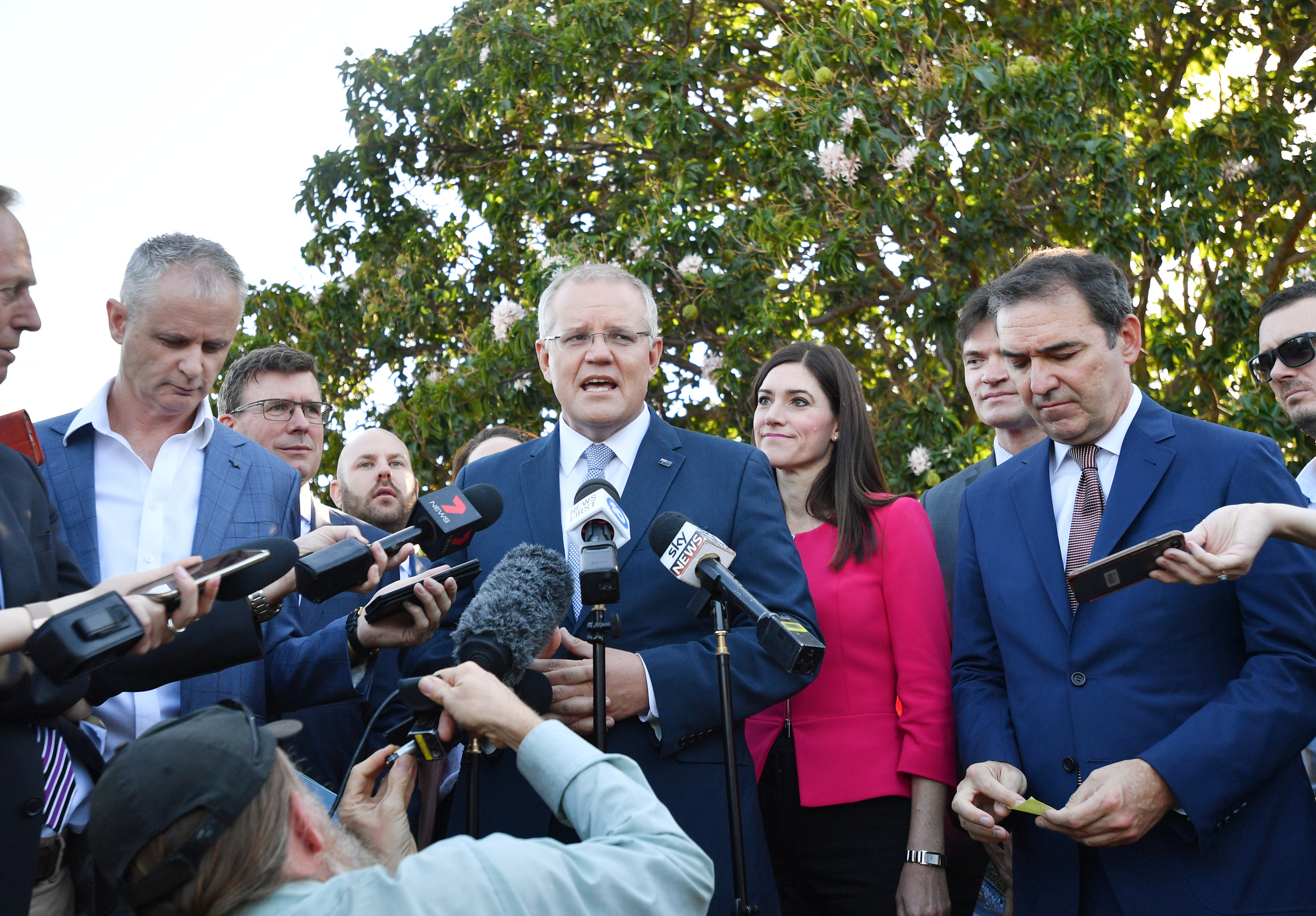 Australian Prime Minister Scott Morrison (C) speaks in Adelaide on 19 March