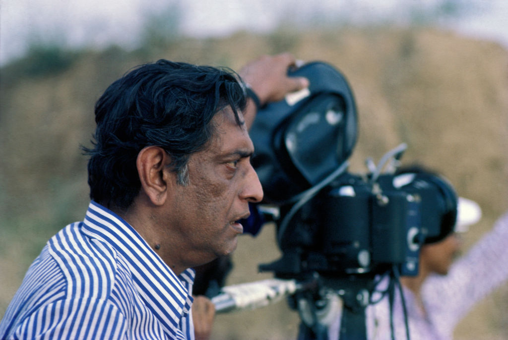 শতরঞ্জ কা খিলাড়ি ছবির শ্যুটিং করছেন সত্যজিৎ রায়