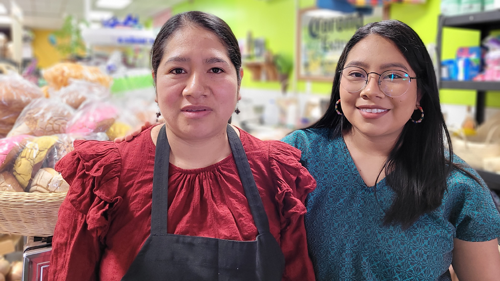 Lila Girón y su hija, María, en la carnicería "El fin de semana" en Woodburn, Oregón. 