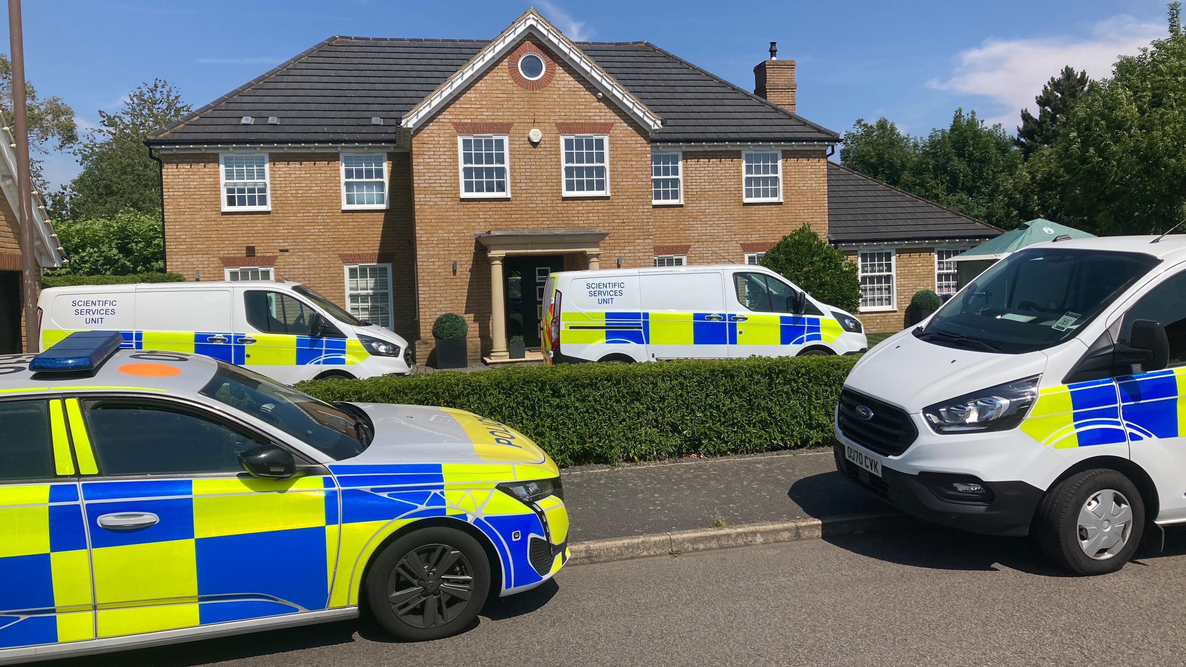 Murder inquiry after mother and children found dead near Bedford - BBC News