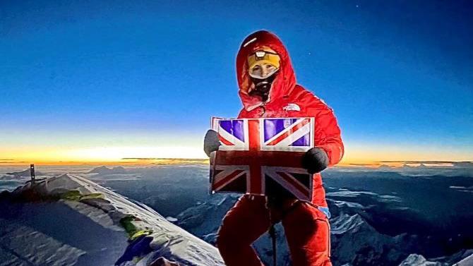 山わさび Lady 14 Standing Tall Londoner becomes youngest woman to climb world's 14 tallest peaks