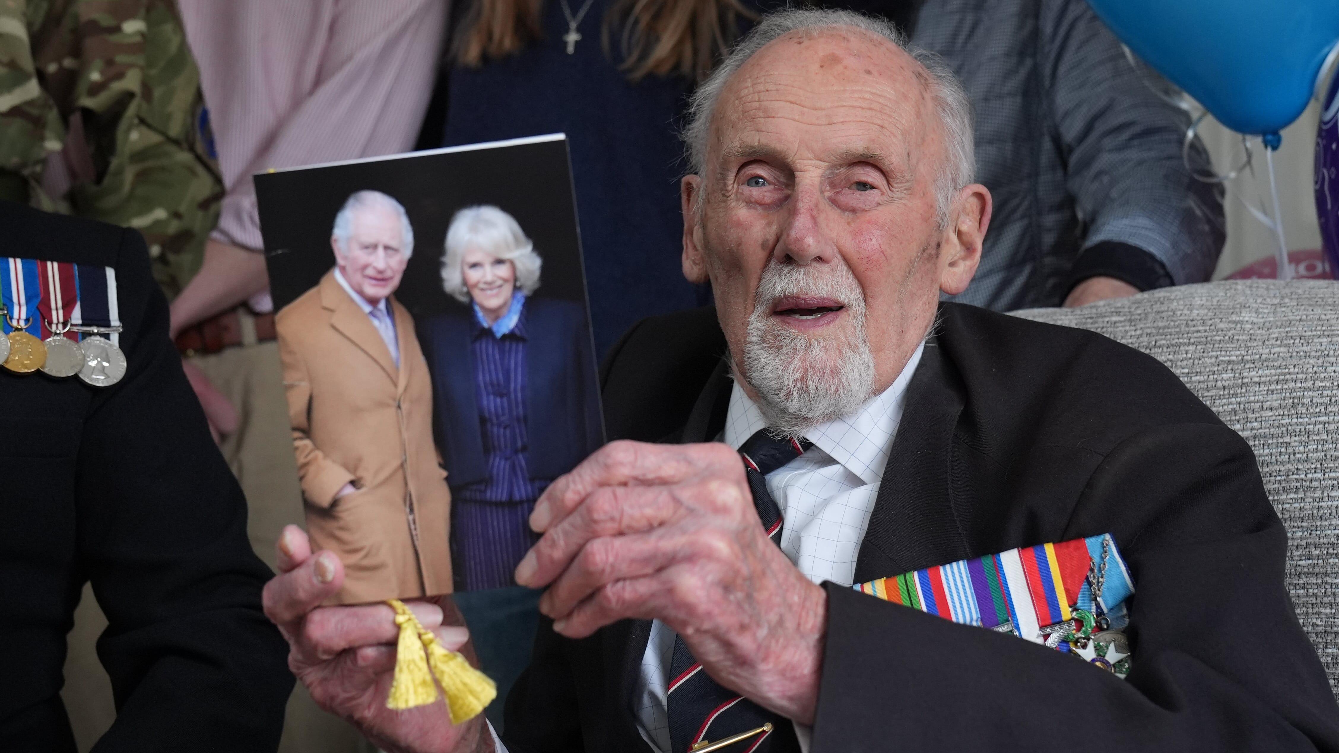 D-Day: Whitstable veteran celebrates 100th birthday - BBC News