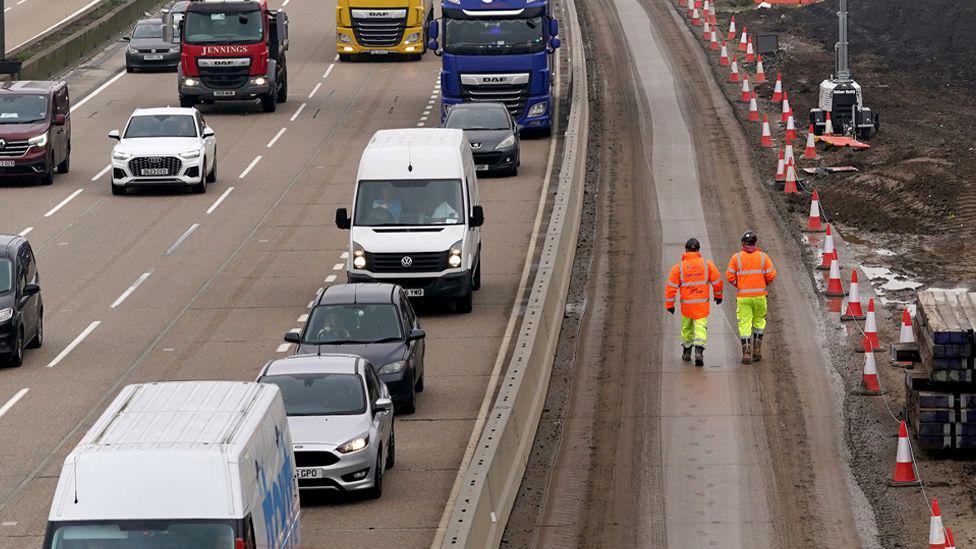 Drivers advised to change travel plans during M25 closure