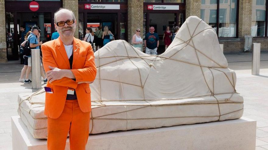 Reclaiming the Street　Ariadne Urlus Ariadne sculpture in Cambridge sparks 'misogyny' debate - BBC News