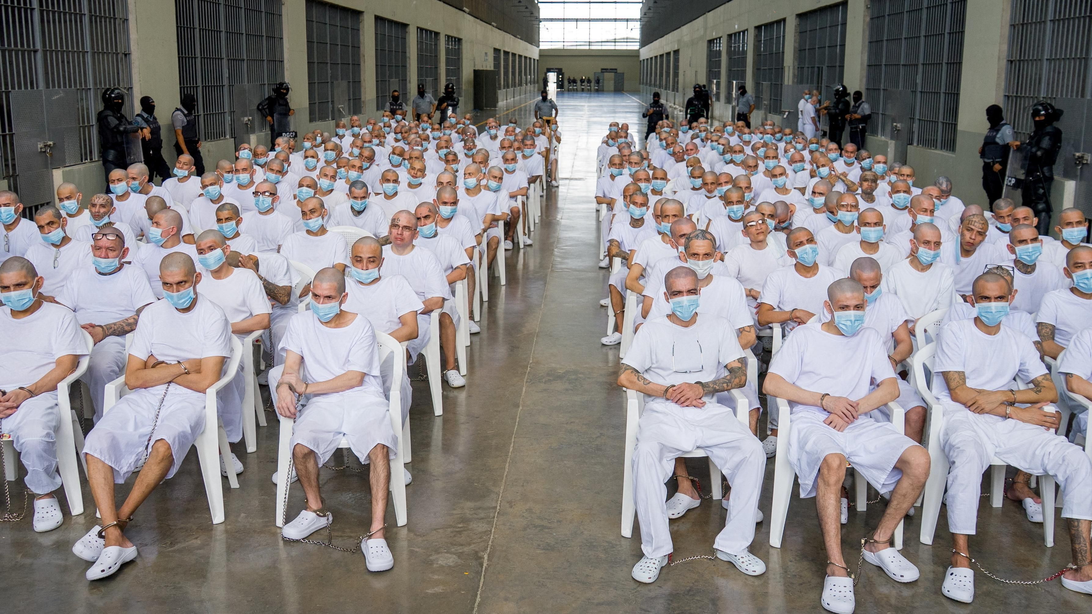その他 BANK GANG Mass trial for 486 alleged MS-13 gang members begins in El Salvador