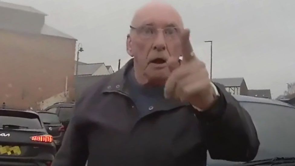 Welshpool man slapped traffic warden and threatened to 'lump' her - BBC News
