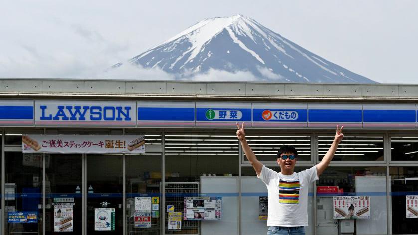 Mount Fuji: Barrier blocking view removed - for now
