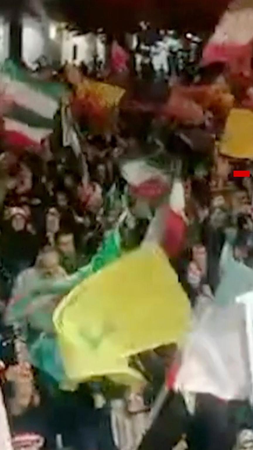 تجمع و شادی شماری از مردم در تهران پس از شلیک موشک‌ها به اسرائیل