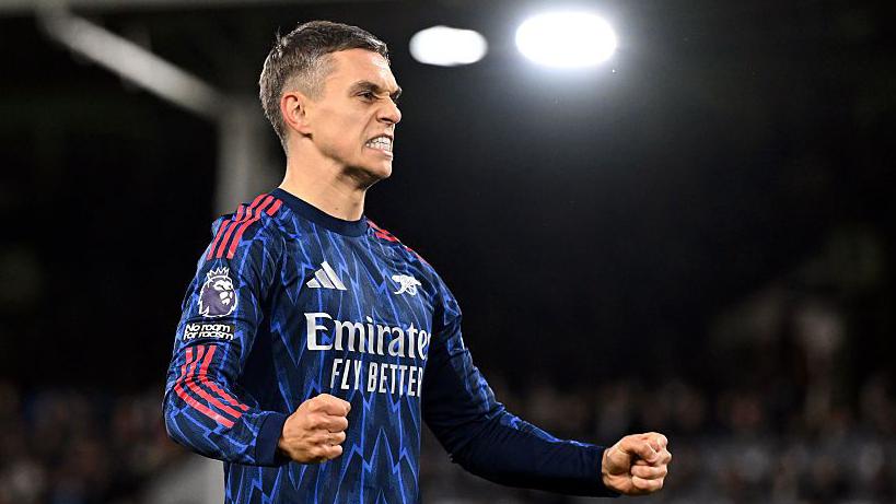 Fulham 0-1 Arsenal: Arsenal top again after Leandro Trossard goal sinks  Fulham - BBC Sport