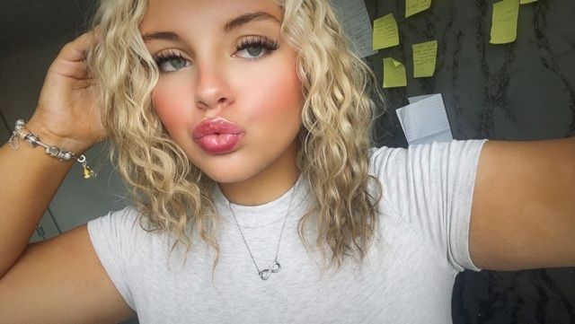 Teenage girl dies after car crashes into tree in Sawbridgeworth - BBC News