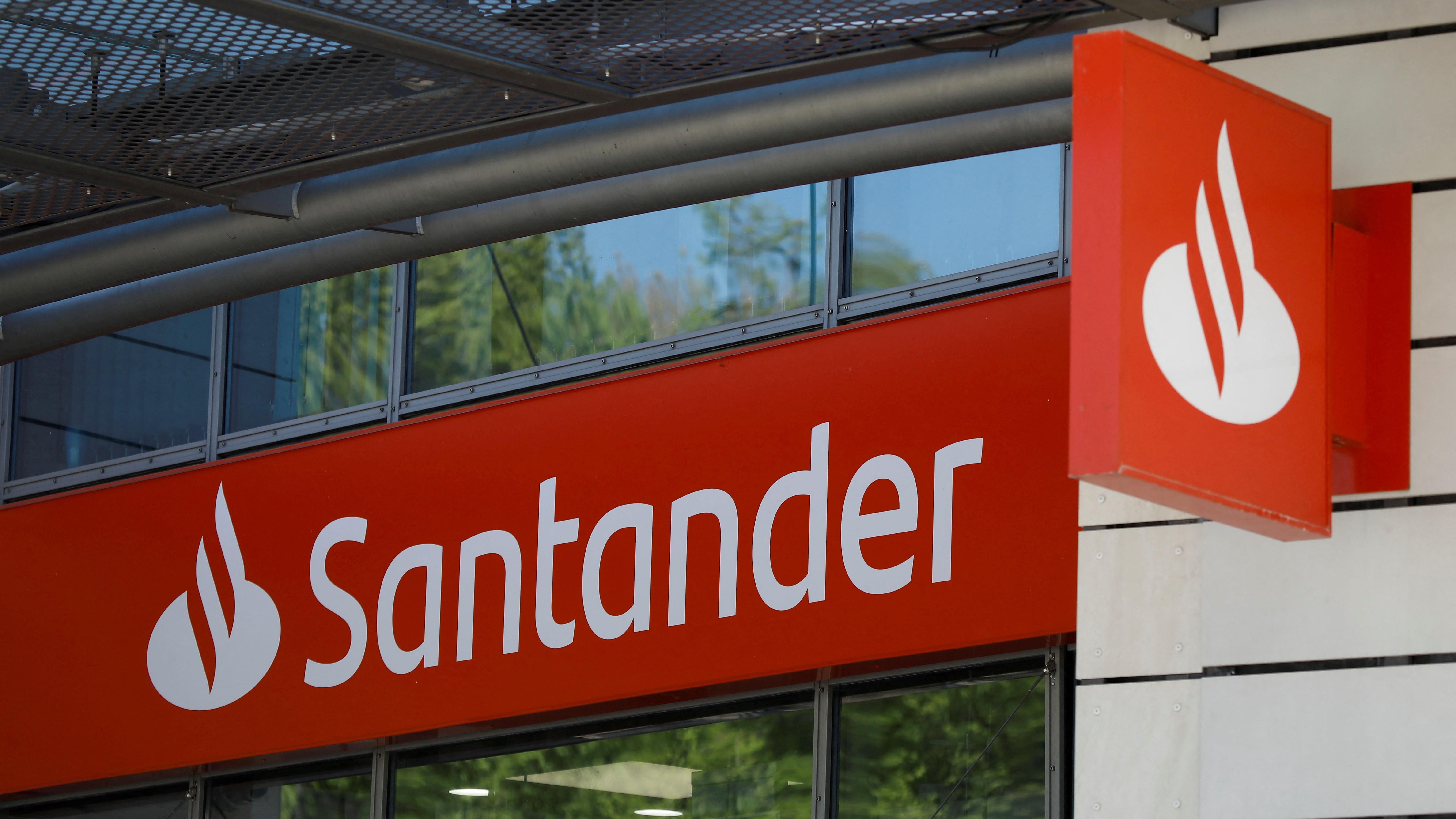 All Santander staff and millions of customers have data hacked - BBC News