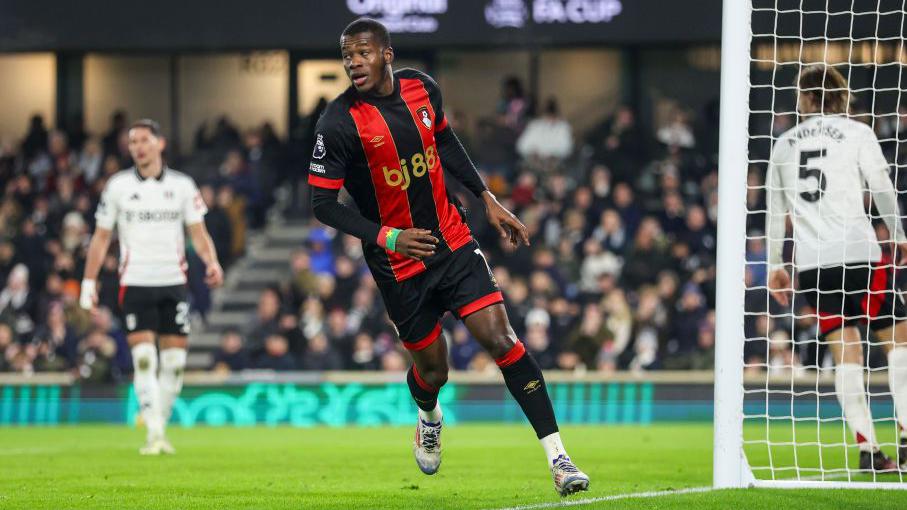 Fulham 2-2 Bournemouth: Dango Ouattara scores a late leveller at Craven Cottage - BBC Sport