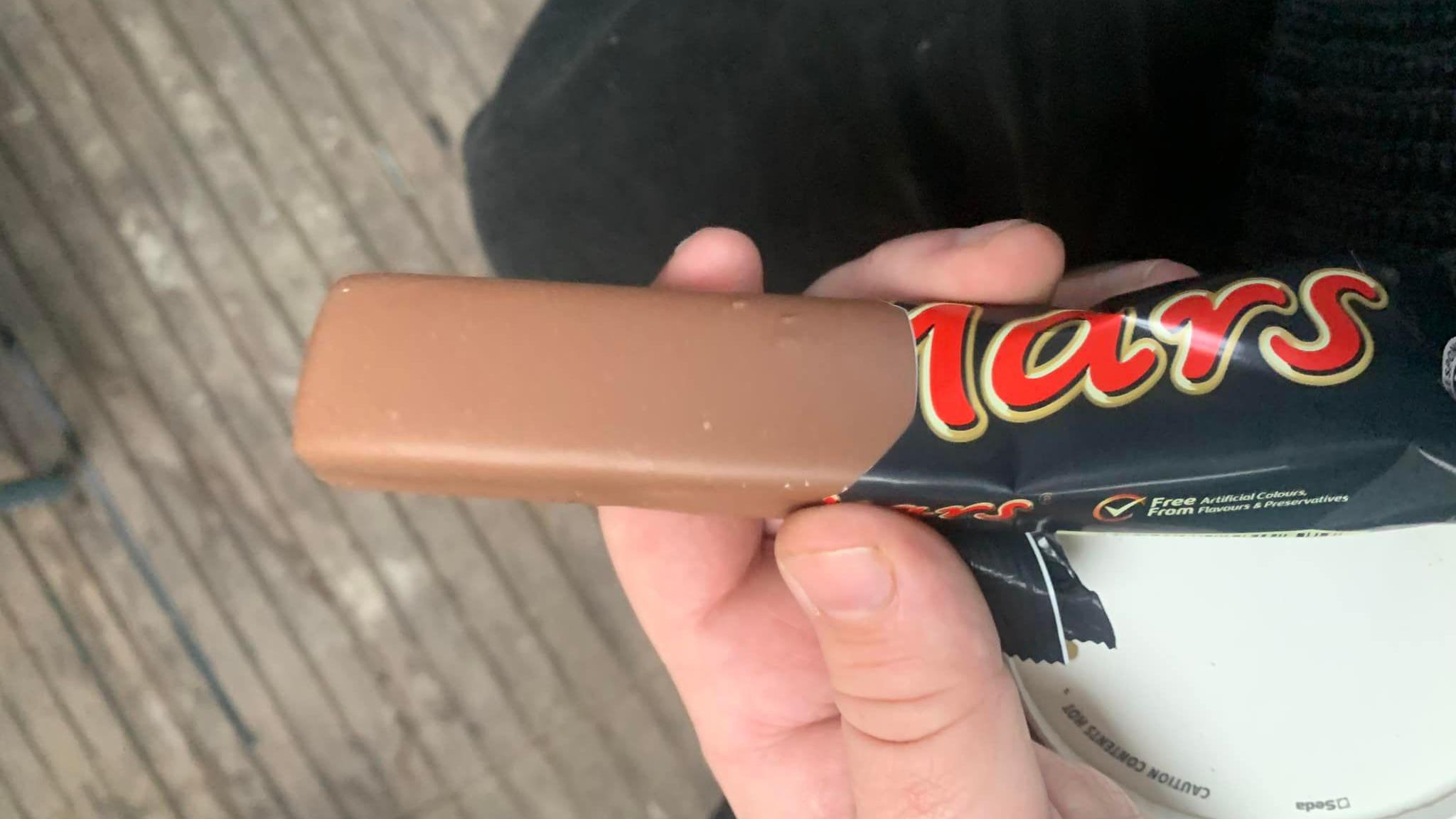 Smooth Mars bar discovered without signature ripple