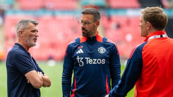 Manchester United: Ruud van Nistelrooy has no issue with former