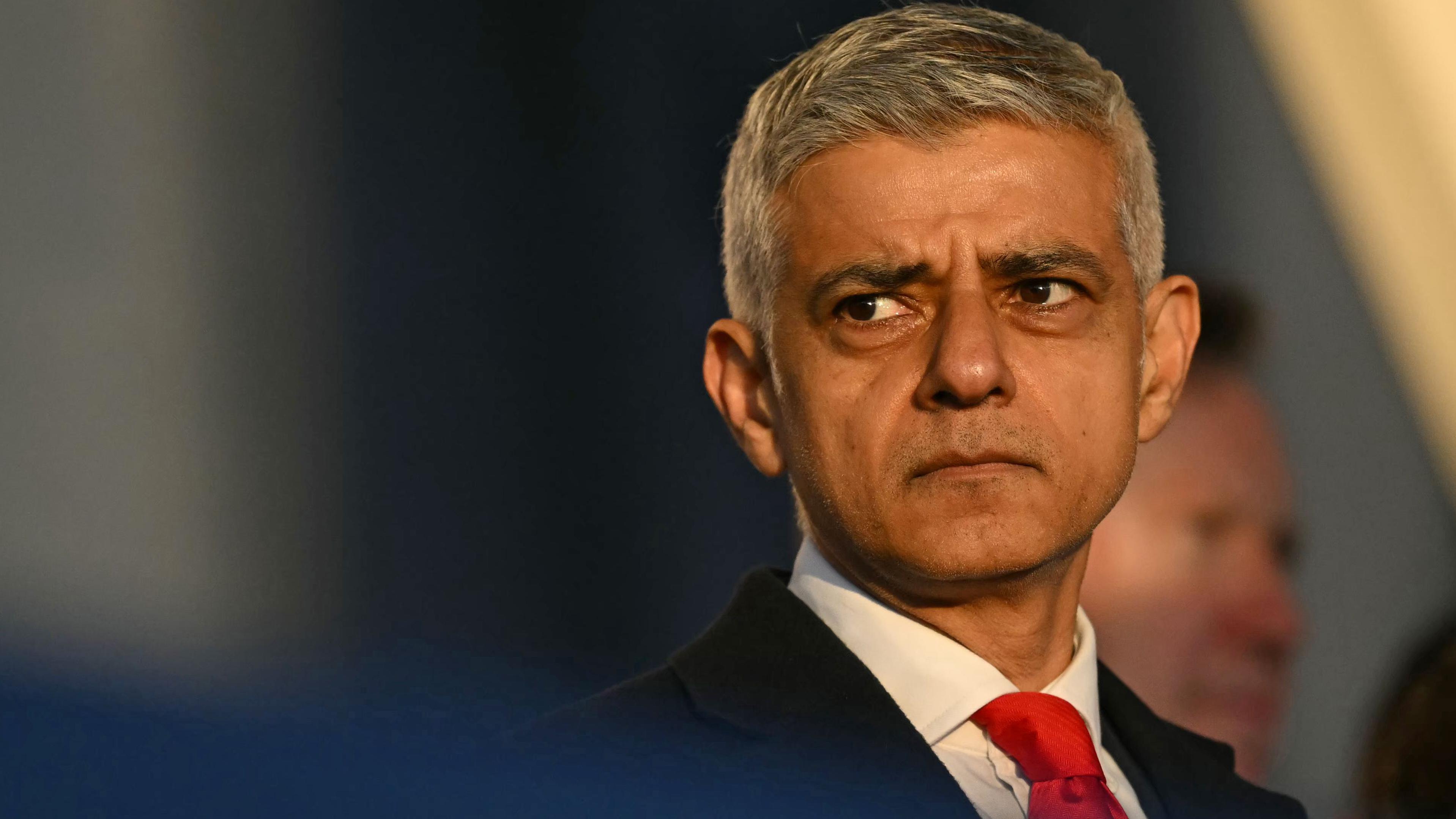Sadiq Khan says AI could destroy London jobs if not controlled - BBC News